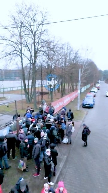 Wigilia dla Potrzebujących – razem czynimy cuda!🎄  Święta to czas, w którym szczególnie odczuwamy potrzebę bliskości, wsparcia i wspólnoty. Dlatego z dumą dzielimy się tym, co już piąty rok z rzędu udało się zrealizować w ramach inicjatywy charytatywnej „Wigilia dla Potrzebujących”, organizowanej przez naszego Prezesa 🙌👏  ➡️ Dlaczego to robimy? Wierzymy, że sport uczy nie tylko wytrwałości i siły, ale także odpowiedzialności za innych. Dlatego zawodnicy klubu ZWAR z ogromnym zaangażowaniem uczestniczą w przygotowaniach — od pakowania upominków po pomoc w organizacji wydarzenia, ucząc się empatii i wrażliwości na los innych.  Serdeczne podziękowania dla wszystkich zaangażowanych wolontariuszy - zawodnicy, rodzice, trenerzy, niezastąpiony ksiądz Albert  oraz w szczególności dla naszych sponsorów oraz Burmistrza Dzielnicy Wawer za okazane wsparcie. Razem czynimy dobro. 🙏  Dzięki Wam w tym roku udało się nakarmić i wesprzeć ponad 300 osób ❤️  Sponsorzy :  @dzielnicawawer  KM delikatesy @ekantor.pl @l.paszkiewicz  @doubletreewarsaw  @cukiernia_cafe_meryk_  @cukierniamytlewski  @piekarnia_grzybki  @chmielnahotel @beautyaddress_klinika  @ekantor.pl @l.paszkiewicz  @florapoint_warszawa  @auto.od.nowa.warszawa  @parus_dancewear @kinga.skrzypczak  @artur.parzyszek @delikatesyblask  @dariaparzyszek  @braciadarscy  @next_agency_warszawa  @czary_gary  @slodkieslonehandmade  @dereszowska  @dominikrs @dtv.crew  @parus_dancewear  @classicdancesport  APPLINK  #wigiliadlapotrzebujących #pomagamy