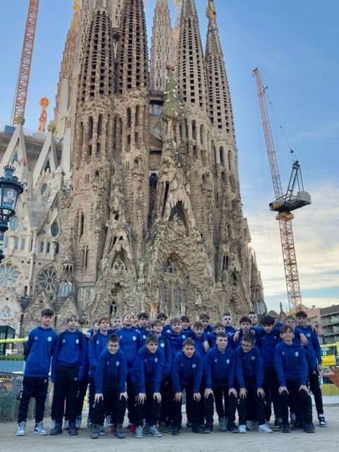 Piłka, pasja, rozwój i przygoda! ⚽️✈️ Rocznik 2012 zdobywał doświadczenie w Barcelonie — mecze, szkolenia, zwiedzanie i masa sportowych emocji.  📸 Już wkrótce więcej relacji z tego niezapomnianego wyjazdu!