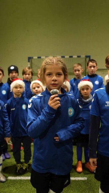 Rodzice i Sympatycy — jesteście naszą najważniejszą drużyną wsparcia.  Życzymy Wam Świąt pełnych uśmiechu, zdrowia na cały rok i satysfakcji z każdego sportowego kroku Waszych dzieci 💪✨  Wesołych Świat 🎄 Klub Sportowy ZWAR  #laczynaspilka #święta #drużyna #merrychristmas