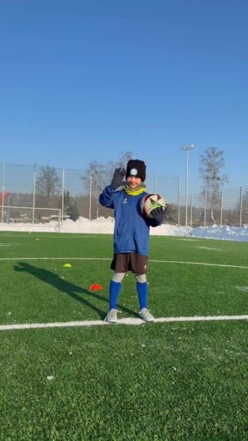 Klaśnięcie i lecimy dalej 👏😎 Świetna zabawa na obozie! Każdy inny, wszyscy bawią się świetnie 👏🔥 @dzielnicawawer  #football #obozy #mława #akademiapiłkarska #swietnazabawa