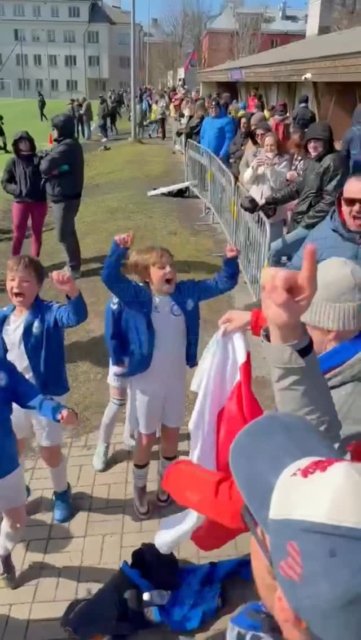 4 drużyny KS Zwar poleciały do Estonii… a wracają z czymś dużo więcej niż tylko wynikami. 🇪🇪🏆  3 drużyny zdobyły złote medale i puchary, czwarta wywalczyła świetne 4. miejsce.  Ale to, co najważniejsze, wydarzyło się między tym wszystkim — wspólne przeżycia, wsparcie, bycie razem, prawdziwa drużyna.  Ogromne brawa dla zawodników i trenerów 👏 i wielkie serce dla rodziców — za obecność, doping i wszystko, co robicie 🤍  A powitanie na lotnisku… coś pięknego. Emocje, łzy i radość. Mamy ♥️— jak zawsze — zrobiły to najlepiej! 👏 To są chwile, które zostają na całe życie. Gratulacje dla Was wszystkich — jesteście niesamowici! 🏆  #turniej #football #drużyna #footballgames #winners