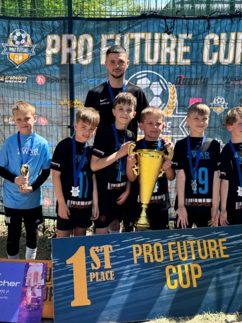 Wygraliśmy ! 🏆🥇⚽️  Rocznik 2017 z trenerem Jakubem Borczyńskim @b0ru_2 wygrał turniej @profuturecup_ 💪  W dwudniowym turnieju brały udział 32 drużyny z całej Polski - nasza drużyna była najlepsza !!! 🙌🔥🔥🔥 Brawo drużyna, brawo trener, brawo rodzice 👏  #druzyna #piłkanożna #turniejpiłkarski #winner