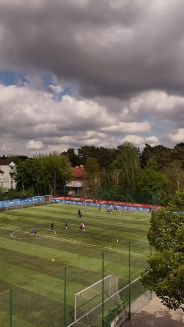 OBÓZ DOCHODZENIOWY ⚽☀️ Zapraszamy na zapisy do naszych obozów dochodzeniowych! 🔥 To idealne miejsce dla dzieci i młodzieży, którzy chcą aktywnie spędzić wakacje, rozwijać swoje umiejętności i trenować w świetnej atmosferze 💪 W naszej ofercie znajdziesz: ⚽ Obozy dochodzeniowe 🏆 Turnieje 🌴 Półkolonie 🏕️ Obozy wyjazdowe Dlaczego warto wybrać właśnie nas? ✔️ profesjonalna i zaangażowana kadra ✔️ indywidualne podejście do każdego uczestnika ✔️ świetna organizacja i bezpieczeństwo ✔️ dużo sportu, zabawy i nowych znajomości U nas liczy się nie tylko trening, ale też pasja, rozwój i niezapomniane wspomnienia ❤️ Liczba miejsc ograniczona — zapisz się już dziś! 📩 Dziękujemy za przygotowanie Panu @michalobrzut 👏⚽️ #obozy #football #pilkanozna #sportdladzieci #wawer