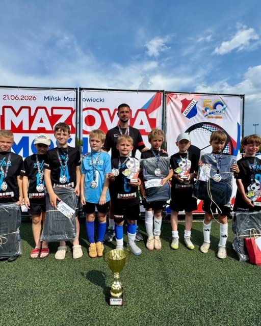 🤩 Znowu to zrobili! I wygląda na to, że nie zamierzają się zatrzymać! 👏🏼⚽️ Podopieczni trenera Jakuba Borczyńskiego @b0ru_2 po raz kolejny pokazali swoją klasę, charakter i ogromne zaangażowanie. To piękne zwieńczenie ciężkiej pracy chłopców z rocznika 2017! 💪🏼 🏆 1. miejsce w turnieju Mazovia MOSiR Cup! Ogromne gratulacje dla całej drużyny, która w rywalizacji z 9 zespołami wygrała wszystkie swoje mecze, tracąc zaledwie 2 bramki przez cały turniej! 🤩👏🏼 Na tym jednak nie koniec! Do naszego dorobku dołączają również: 🏅 statuetka MVP turnieju, ⭐ wyróżnienie dla zawodnika naszej drużyny. Brawo dla wszystkich zawodników, trenera Jakuba Borczyńskiego oraz rodziców za wsparcie! Jesteśmy z Was ogromnie dumni! 💙⚽️👏🏼 #football #champions #winner #zwar #piłkanożna