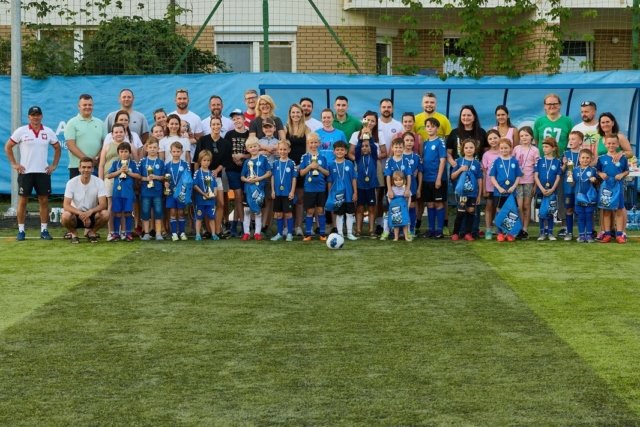 Zakończenie sezonu w Klubie Sportowym ZWAR Za nami wyjątkowe zakończenie sezonu, które zgromadziło zawodników, rodziców oraz trenerów. Był to czas wspólnego podsumowania miesięcy pełnych pracy, zaangażowania i sportowych emocji. Podczas uroczystości wręczono nagrody i wyróżnienia dla zawodników za wybitne osiągnięcia, systematyczność oraz postawę sportową. To piękny moment, by docenić wysiłek i rozwój naszych młodych sportowców. Nie zabrakło również dobrej zabawy! Każda drużyna rozegrała wyjątkowy mecz Dzieci kontra Rodzice, który dostarczył mnóstwo uśmiechu, emocji i niezapomnianych chwil. Dziękujemy wszystkim zawodnikom, rodzicom i trenerom za cały sezon pełen pasji, wspólnej pracy i wzajemnego wsparcia. Życzymy wszystkim udanych, bezpiecznych wakacji i do zobaczenia w kolejnym sezonie!