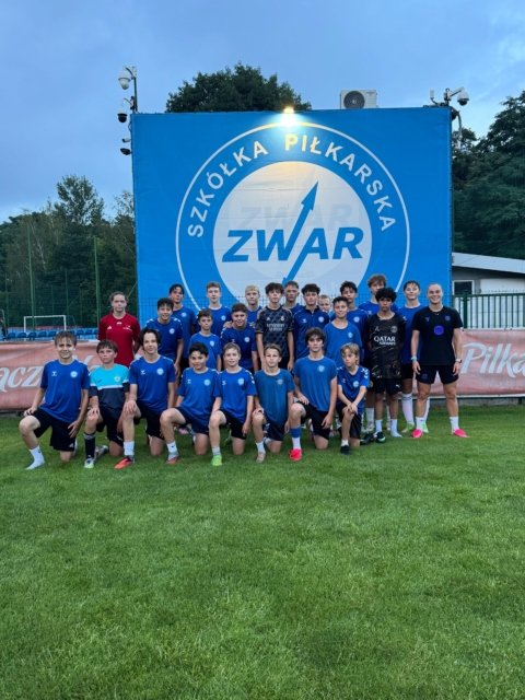 W miniony czwartek nasze boiska odwiedziły prawdziwe gwiazdy polskiego sportu! ⚽🎾  Mieliśmy ogromną przyjemność gościć Ewę Pajor @ewa_pajor17 – jedną z najlepszych piłkarek świata, reprezentantkę Polski i zawodniczkę FC Barcelony, która wybrała nasze obiekty na trening.  To jednak nie koniec niespodzianek! Odwiedziła nas również Iga Świątek @iga.swiatek – liderka światowego tenisa i jedna z najwybitniejszych polskich sportsmenek.  Jesteśmy niezwykle dumni i wdzięczni za zaufanie oraz wybór naszych obiektów sportowych. To dla nas ogromne wyróżnienie i motywacja do dalszego rozwoju.  Dziękujemy i życzymy powodzenia w kolejnych sportowych wyzwaniach! 💙💪  #ewapajor #football #pasja #igaswiatek #zwar