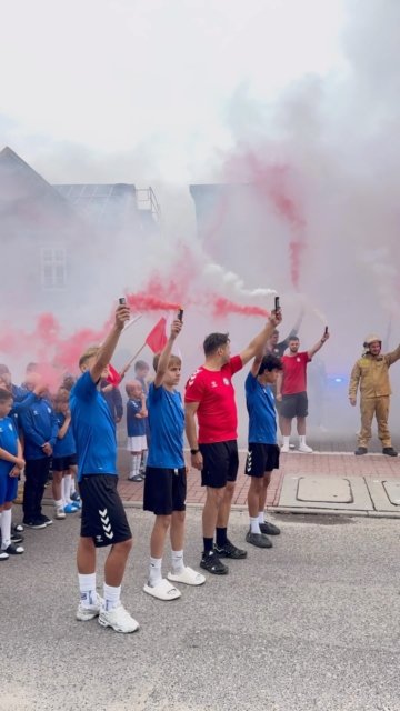 1 sierpnia. Godzina „W”. 🇵🇱 Dziś zatrzymaliśmy się na chwilę, by wspólnie uczcić pamięć Bohaterów Powstania Warszawskiego. W remizie strażackiej w Niechorzu oddaliśmy hołd tym, którzy walczyli o wolną Polskę. Cześć i chwała Bohaterom. Pamiętamy. ❤️🤍 @dzielnicawawer @osp_niechobrz @miasto_warszawa @oficjalnezero #powstaniewarszawskie #pamietamy #1944 #powstańcy #godzinaw