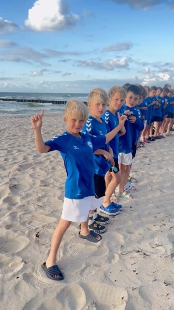 🌊💙 Pożegnanie z morzem… Piękna plaża, nasze ukochane Niechorze i mnóstwo wspólnych chwil, które zostaną z nami na długo! ☀️⚽️ Chłopcy w formie, uśmiechy na twarzach i energia, która nie zwalnia ani na chwilę! 💪🔥 Do zobaczenia, Niechorze! 👋🌊 Wrócimy! 💙 @dzielnicawawer #niechorze #camp #football #obóz #pasja