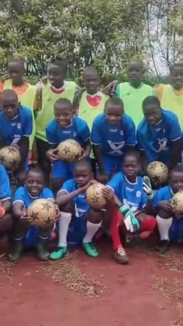 ⚽️🌍 DOBRO TRAFIŁO DO UGANDY! 🇺🇬❤️ Mamy ogromną radość podzielić się z Wami piękną wiadomością — sprzęt sportowy przekazany przez Klub Sportowy Zwar oraz piłki zakupione przez naszych zawodników z rocznika 2019 trafiły już do dzieci w Ugandzie! ⚽️🙌 To naprawdę wyjątkowy moment. Widzieć uśmiechy dzieci, które otrzymały sprzęt i piłki, jest najlepszym dowodem na to, że sport potrafi łączyć ludzi niezależnie od tego, gdzie mieszkają. 🌍❤️ Dla nas to może być „tylko piłka”, ale dla tych dzieci to radość, możliwość wspólnej zabawy, treningu i rozwijania swojej pasji. ⚽️✨ Ogromnie się cieszymy, że mogliśmy być częścią tej pięknej inicjatywy. To właśnie takie chwile pokazują, że piłka nożna to coś więcej niż sport — to emocje, wspólnota i dobro, którym warto się dzielić. 💙 Dziękujemy wszystkim, którzy przyczynili się do tego, że sprzęt mógł trafić tak daleko. Gramy razem. Pomagamy razem. Łączymy przez sport. ⚽️🌍❤️ #football #laczynaspilka #pomagamy #uganda #klubsportowy