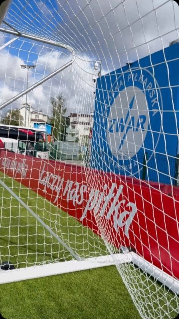 🇵🇱⚽ Reprezentacja Polski! 🇵🇱⚽️ Po raz kolejny mieliśmy ogromną przyjemność gościć Reprezentację Polski — tym razem na nowo wybudowanym boisku! 🔥 Nowa murawa, nowe emocje i ta sama piłkarska pasja. ❤️⚽ Cieszymy się, że nasi zawodnicy mogą czerpać inspirację, obserwując z bliska treningi biało-czerwonych! 🇵🇱 @dzielnicawawer @laczynaspilka @kanalsportowy_official @_meczyki.pl #łączynaspiłka #reprezentacja #kadra #drużyna #football
