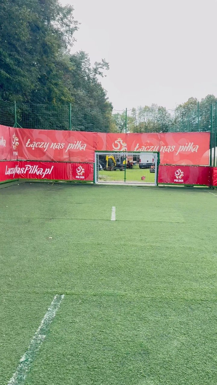 ⚽ JEDYNE TAKIE BOISKO W WARSZAWIE! 🔥 Boisko z bandami stworzone do małych gier, które maksymalnie angażują zawodników i rozwijają ich umiejętności. Gra na bandach świetnie sprawdza się w treningu i uczy: ⚡ gry 1x1 🎯 techniki i kontroli piłki 🔥 dryblingu i podejmowania decyzji 🧠 szybkiego reagowania i gry pod presją 👟 czucia piłki oraz kreatywności 💪 odwagi w pojedynkach i intensywnej gry Bandy sprawiają, że piłka jest cały czas w grze, dzięki czemu zawodnicy mają więcej kontaktów z piłką, więcej pojedynków i więcej sytuacji do podejmowania decyzji. To idealne miejsce, żeby rozwijać zawodników poprzez intensywną, dynamiczną i przede wszystkim świetną zabawę z piłką! ⚽️🔥#football #klubsportowy #sportdladzieci