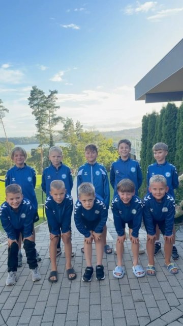 🏆🥇 1. MIEJSCE! 🥇🏆 Międzynarodowy Turniej Pallotti Athletics Cup w Mrągowie już za nami! 🔥⚽ W dniach 4–6 września podopieczni Trenera Jakuba Borczyńskiego stanęli do rywalizacji z najlepszymi drużynami i pokazali, na co ich stać! 💪 🔝 Dzień pierwszy – bardzo dobra postawa chłopców i awans do Ligi Mistrzów! 🔥 Dzień drugi – prawdziwy koncert gry! Wygrywamy wszystkie mecze, meldujemy się w finale i co najważniejsze – nie tracimy ani jednej bramki! 🧤💪 🏆 FINAŁ: ⚔️ Mazur Radzymin – wygrywamy 1:0 i zostajemy MISTRZAMI TURNIEJU! 🥇 ⭐ Do naszych rąk trafia również statuetka dla najlepszego zawodnika turnieju! 👏🔥 Ogromne gratulacje dla całej drużyny za walkę, charakter, zaangażowanie i piękną grę! ❤️👏 Szczególne podziękowania kierujemy również do wspaniałych Rodziców, którzy każdego dnia byli z chłopcami, głośno dopingowali i tworzyli niesamowitą atmosferę! 👏❤️ To zwycięstwo jest nasze! 🏆🥇 Brawo, Drużyna! 💪⚽🔥#klubsportowy