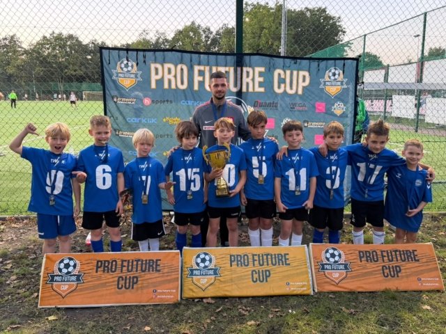 🏆 1. MIEJSCE W PRO FUTURE CUP! 🤩🔥 Nasza druga grupa rocznika 2017, pod wodzą Trenera Jakuba Borczyńskiego, wygrywa cały turniej i podnosi puchar! 🏆💪 Chłopcy zaprezentowali świetną grę, ogromne zaangażowanie i mnóstwo piłkarskiej jakości. Od pierwszego do ostatniego meczu pokazali charakter i zostawili na boisku całe serducho! ❤️⚽️ A to nie koniec dobrych wiadomości… 😍 🥇 1. miejsce 🏆 Puchar dla naszej drużyny ⭐ Statuetka najlepszego zawodnika również trafia w nasze ręce! Wielkie brawa dla całej drużyny i Trenera! 👏🔥 Tak się gra! 💙⚽️ #champion #winner #football #fair #wygrana