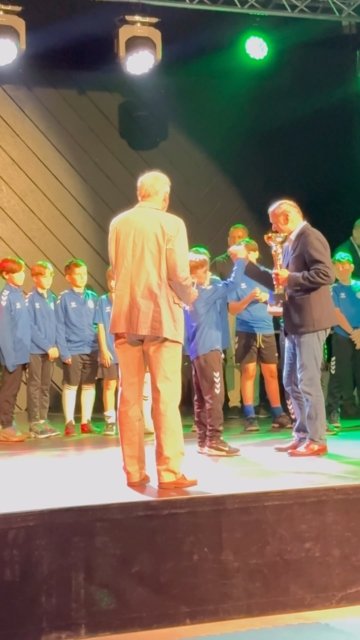 🏆🇵🇱 DUMA, PASJA I SPORTOWE SUKCESY! 🇪🇪🔥 Za nami wyjątkowy wieczór podczas Gali Sportowców Dzielnicy Wawer, podczas której zostaliśmy uhonorowani aż TRZEMA PUCHARAMI za udział w międzynarodowym turnieju w Estonii! 🏆🏆🏆 To dla nas coś więcej niż trofea — to symbol ciężkiej pracy, zaangażowania, wytrwałości i pasji, którą każdego dnia wkładamy w sport. 💪 Każdy trening, każde wyzwanie i każda chwila poświęcona na rozwój prowadzą nas do takich momentów, które pokazują, że warto marzyć, walczyć i nieustannie iść do przodu! ❤️🔥 Reprezentowanie naszych barw na arenie międzynarodowej to ogromny zaszczyt, a dzisiejsze wyróżnienie jest dla nas dodatkową motywacją do dalszego działania i zdobywania kolejnych sportowych szczytów! 🌍🥇 Dziękujemy za docenienie naszych starań i za to, że sport, pasja oraz ciężka praca są dostrzegane i nagradzane. To dopiero kolejny rozdział naszej sportowej drogi — przed nami jeszcze wiele celów do osiągnięcia! 🚀 Wawer, dziękujemy! Gramy dalej, walczymy dalej i nie zwalniamy tempa! 🔥🏆 #wawer #football #gala #klubsportowy #winner @dzielnicawawer